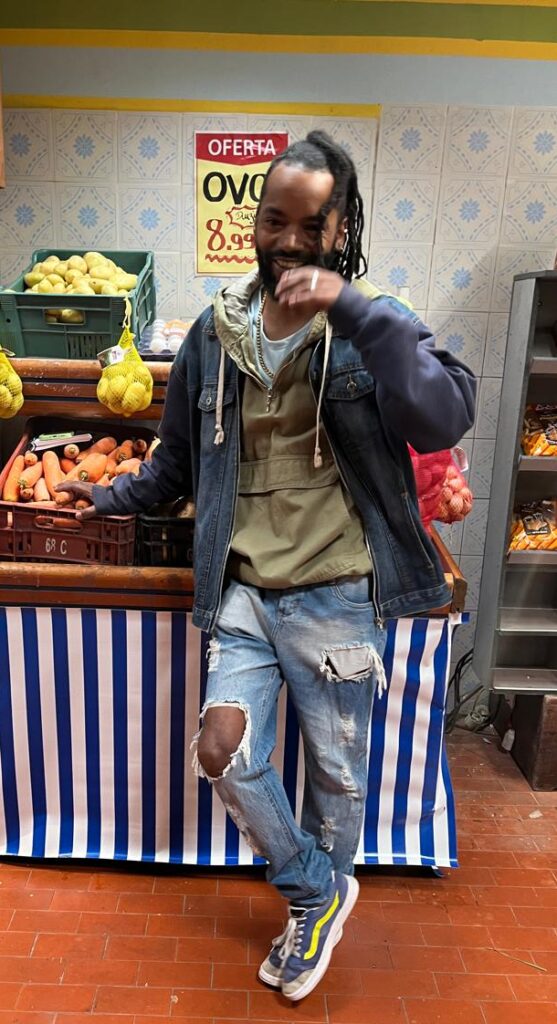 Bastidores da série Do Bairro, Evandro Elias como Dinei