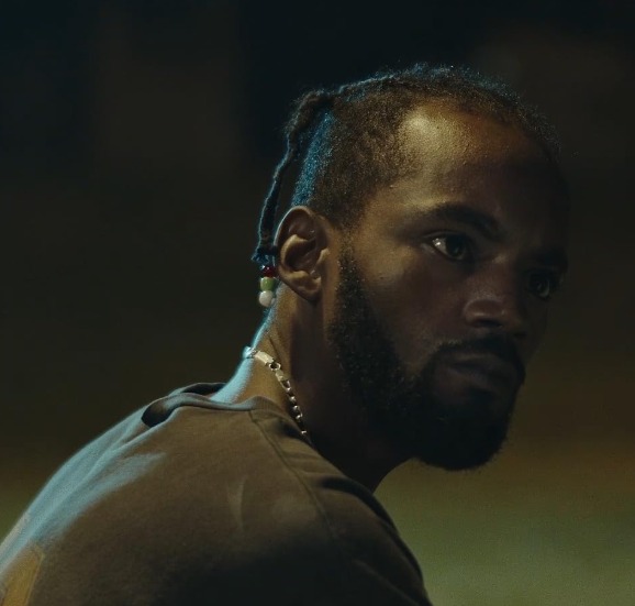 cena da série O Complexo com Evandro Elias como Márcio